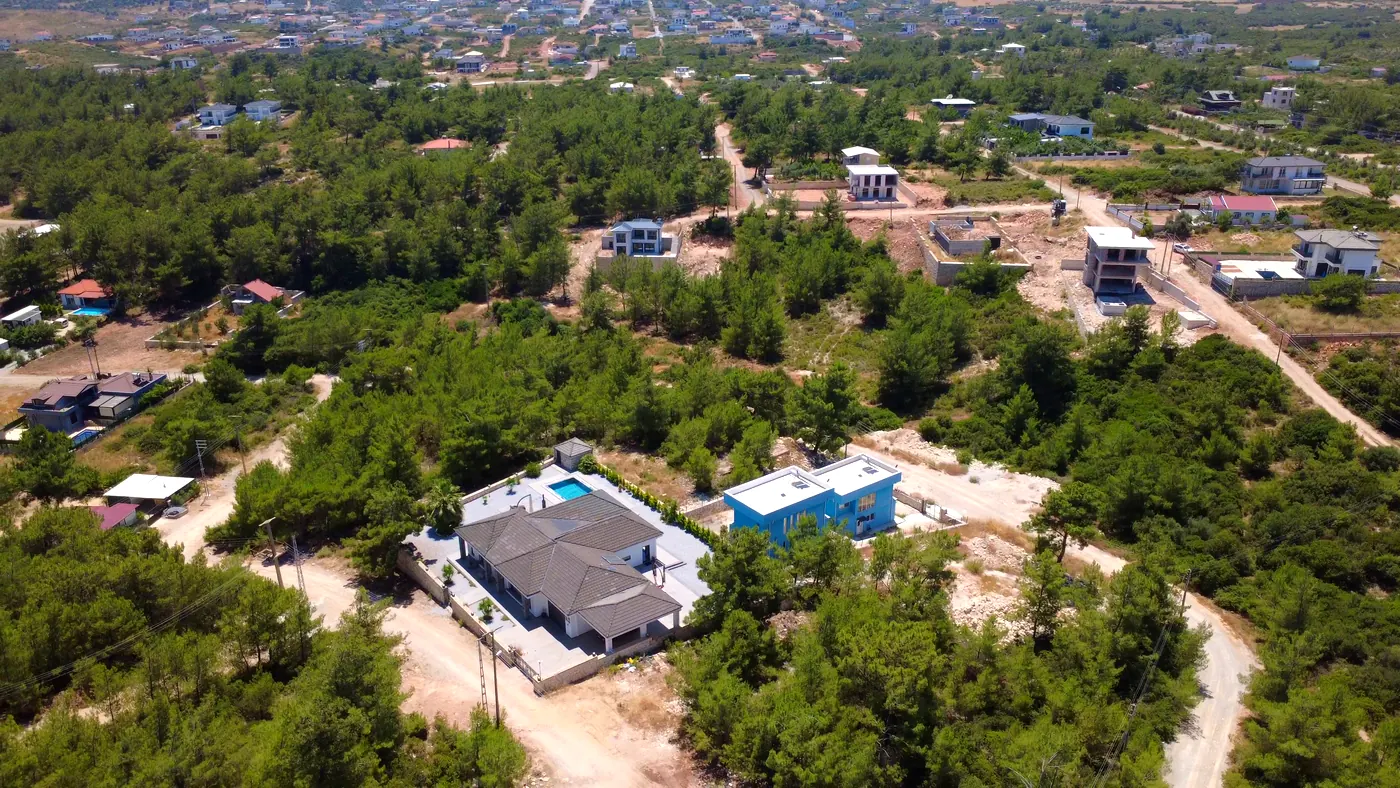 Вид с дрона: вилла с бассейном среди соснового леса в Seyrantepe, Дидим